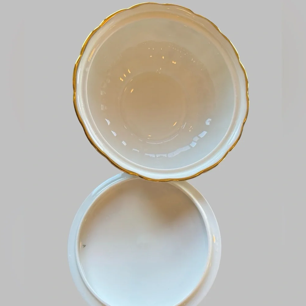 Wedgwood Hathaway Rose Covered Bowl – Bone China – Made in‎ England